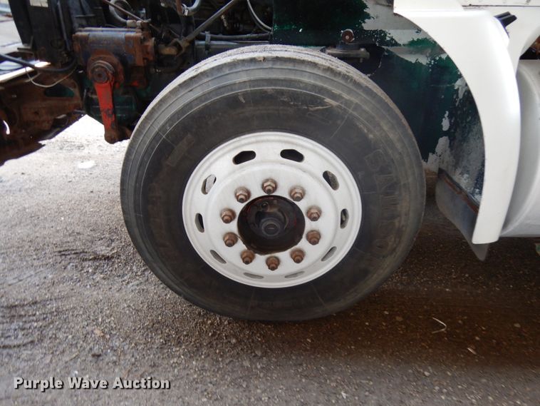 image for item KK9115 2000 International 9100i  semi truck