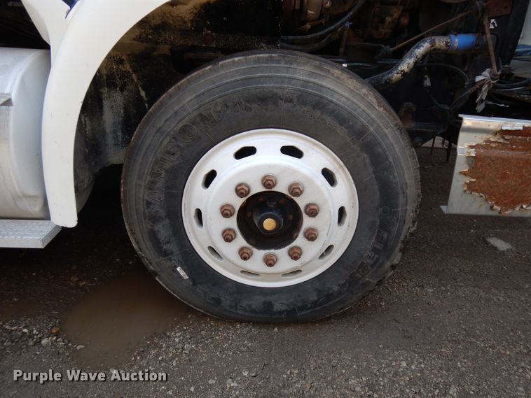 image for item KK9115 2000 International 9100i  semi truck