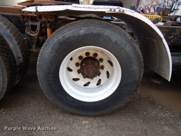 image for item KK9115 2000 International 9100i  semi truck