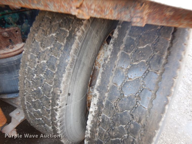 image for item KK9115 2000 International 9100i  semi truck