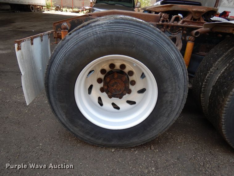 image for item KK9115 2000 International 9100i  semi truck