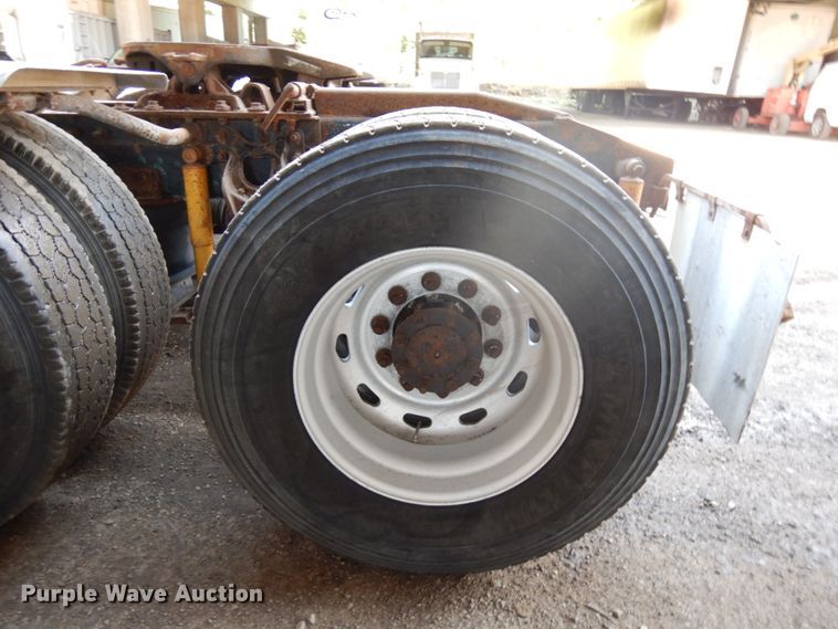 image for item KK9115 2000 International 9100i  semi truck