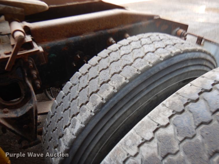 image for item KK9115 2000 International 9100i  semi truck