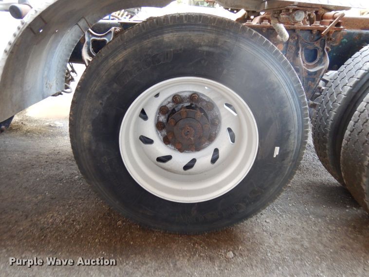 image for item KK9115 2000 International 9100i  semi truck