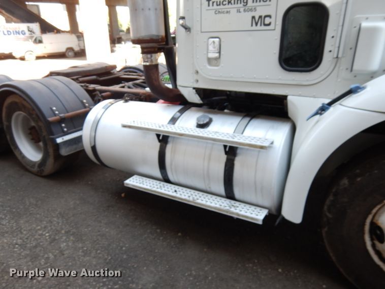 image for item KK9116 2000 International 9200i  semi truck