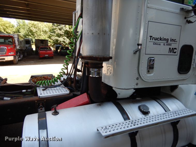 image for item KK9116 2000 International 9200i  semi truck