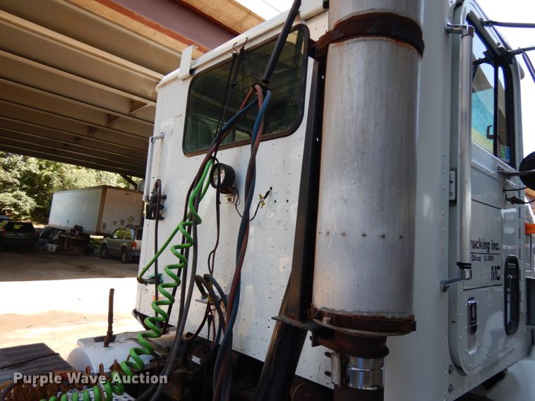 image for item KK9116 2000 International 9200i  semi truck