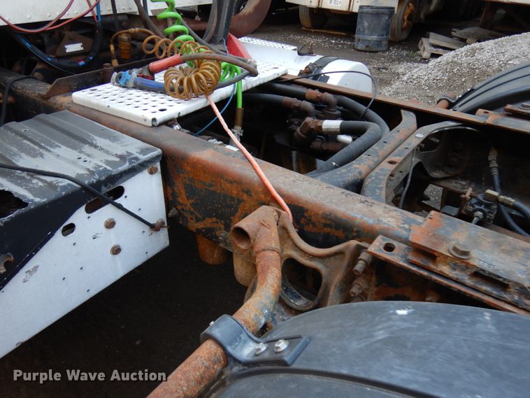 image for item KK9116 2000 International 9200i  semi truck