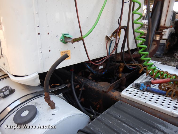 image for item KK9116 2000 International 9200i  semi truck