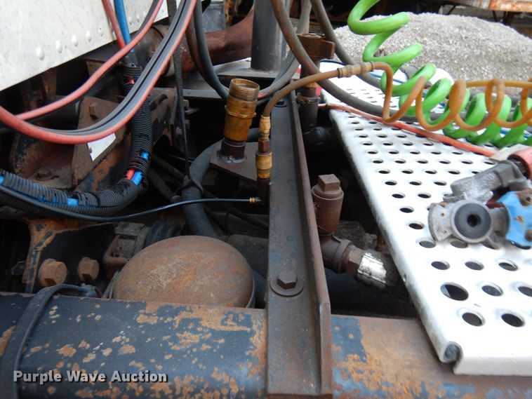 image for item KK9116 2000 International 9200i  semi truck