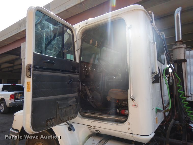 image for item KK9116 2000 International 9200i  semi truck