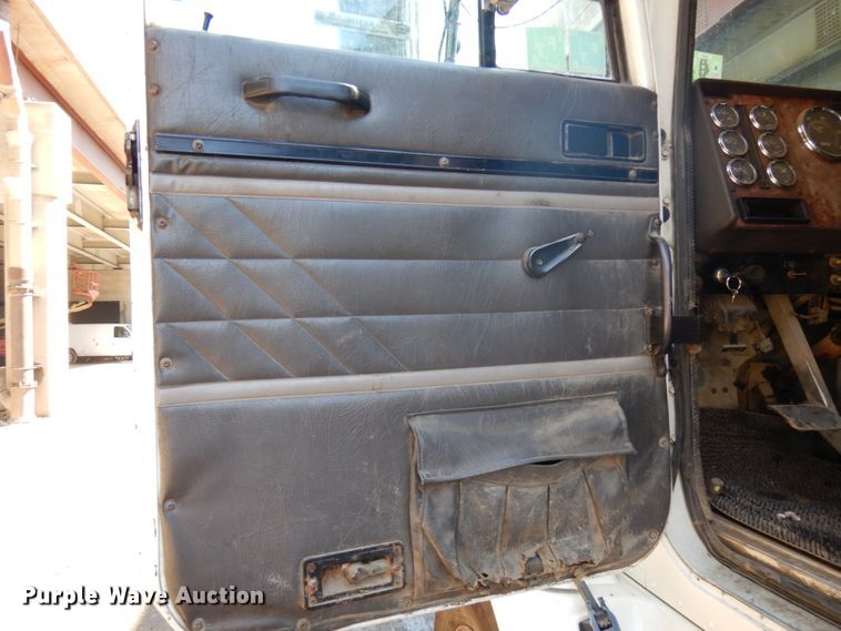 image for item KK9116 2000 International 9200i  semi truck