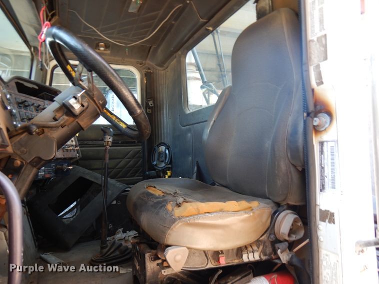 image for item KK9116 2000 International 9200i  semi truck