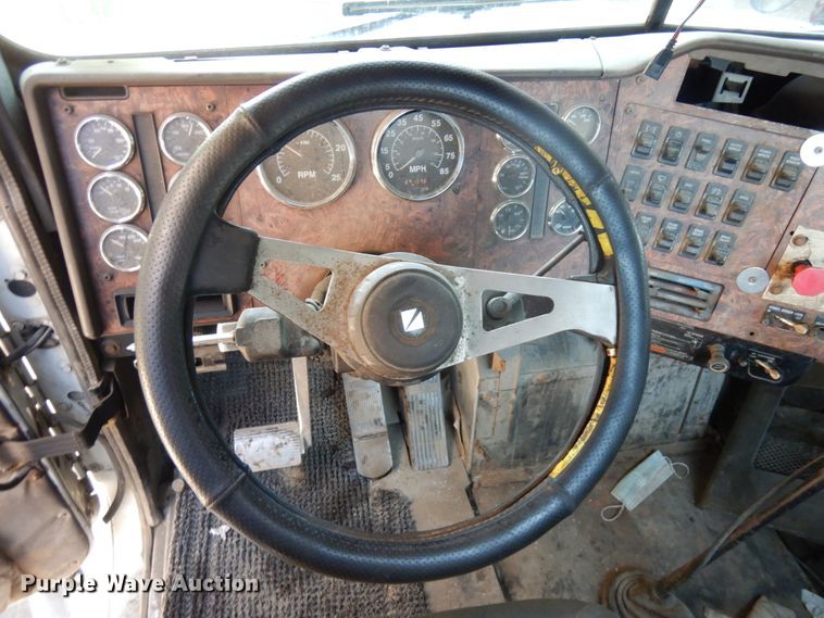 image for item KK9116 2000 International 9200i  semi truck