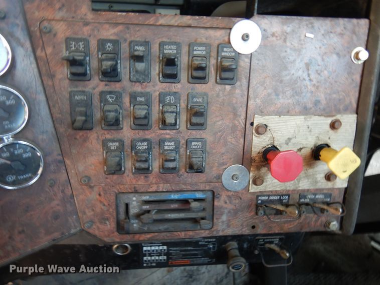 image for item KK9116 2000 International 9200i  semi truck