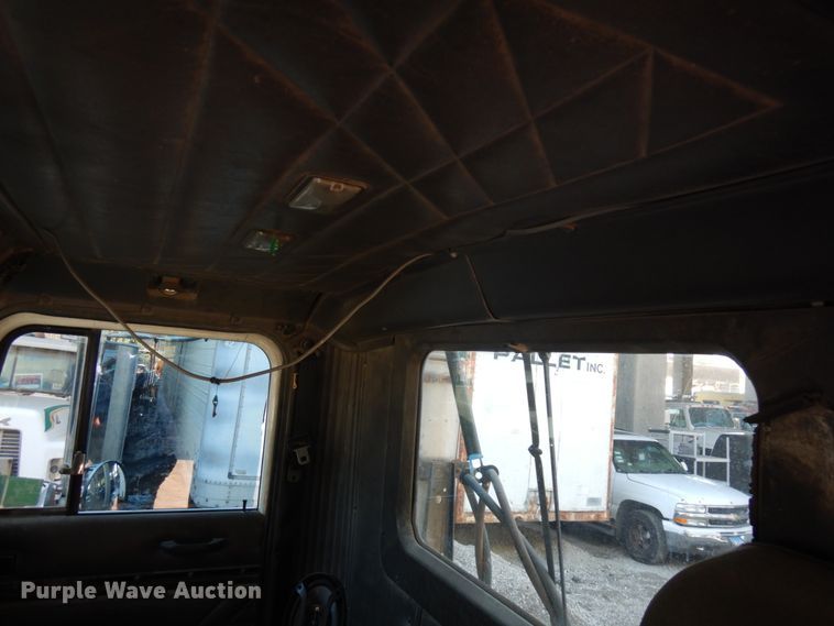 image for item KK9116 2000 International 9200i  semi truck