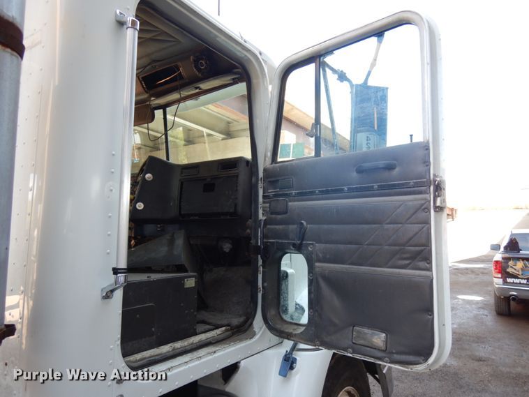 image for item KK9116 2000 International 9200i  semi truck