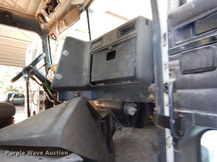 image for item KK9116 2000 International 9200i  semi truck