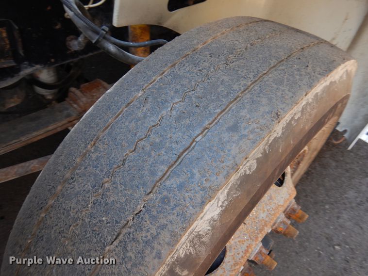 image for item KK9116 2000 International 9200i  semi truck