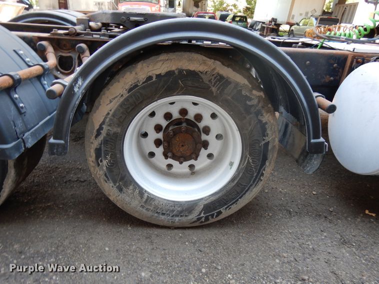 image for item KK9116 2000 International 9200i  semi truck