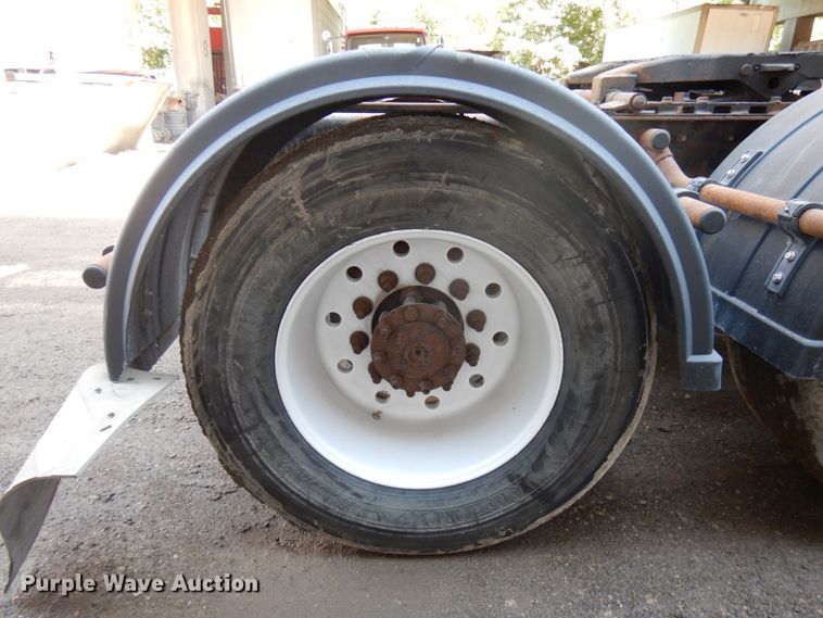 image for item KK9116 2000 International 9200i  semi truck