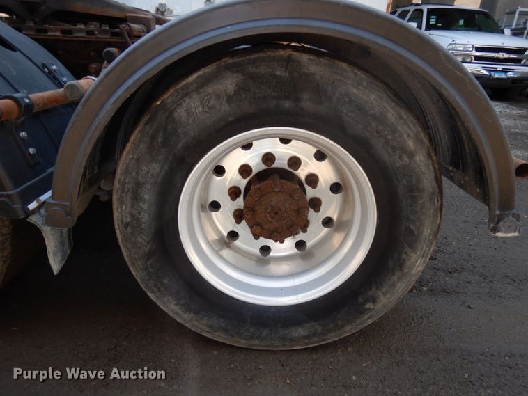 image for item KK9116 2000 International 9200i  semi truck