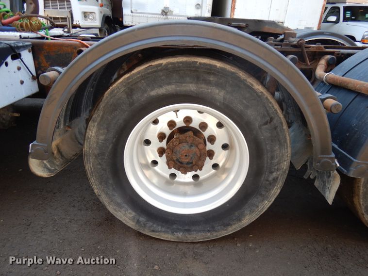 image for item KK9116 2000 International 9200i  semi truck