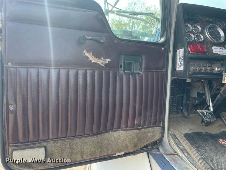 image for item KK9425 1997 Kenworth T800  semi truck