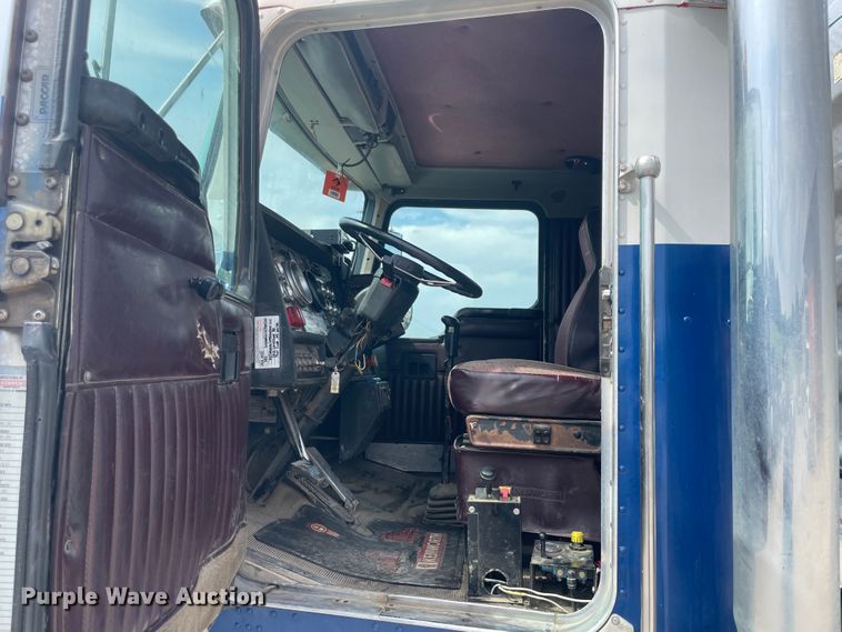 image for item KK9425 1997 Kenworth T800  semi truck