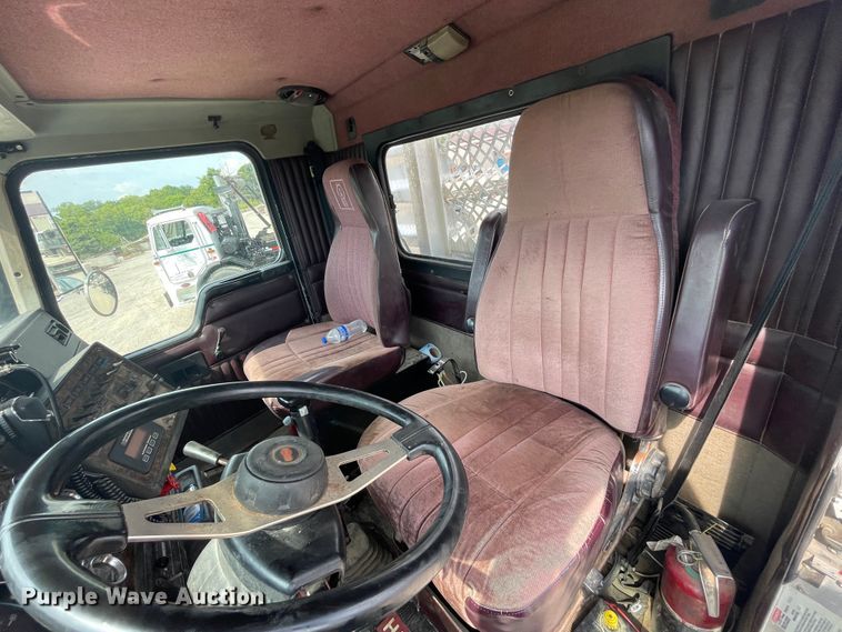 image for item KK9425 1997 Kenworth T800  semi truck