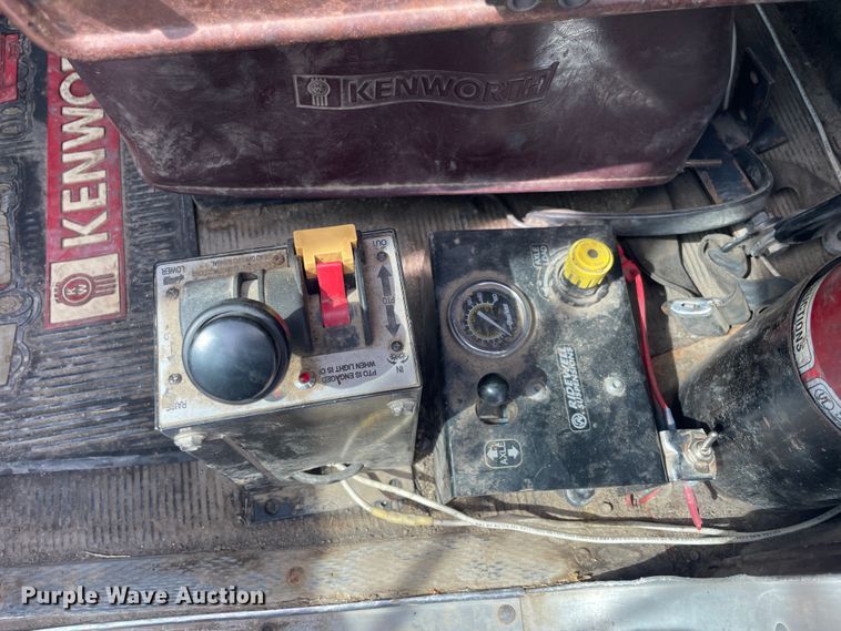 image for item KK9425 1997 Kenworth T800  semi truck