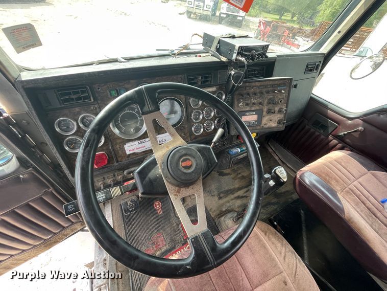 image for item KK9425 1997 Kenworth T800  semi truck