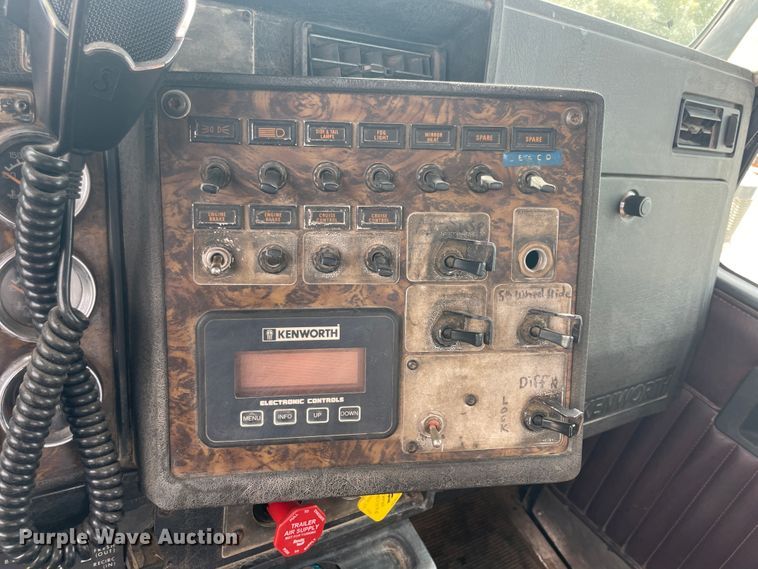 image for item KK9425 1997 Kenworth T800  semi truck