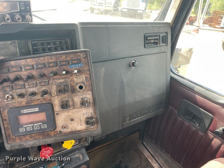 image for item KK9425 1997 Kenworth T800  semi truck
