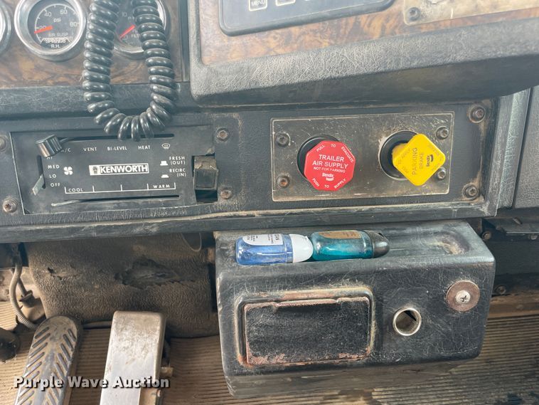 image for item KK9425 1997 Kenworth T800  semi truck