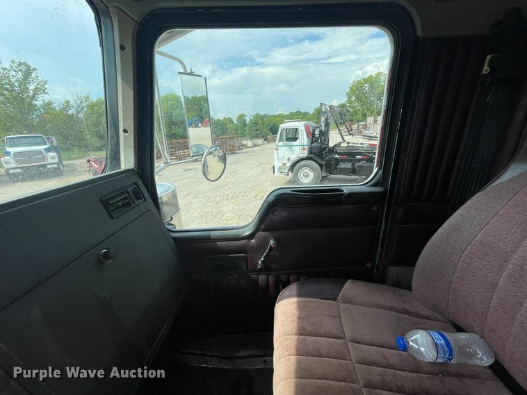 image for item KK9425 1997 Kenworth T800  semi truck