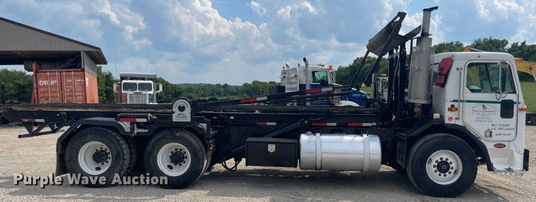 image for item KK9426 1993 Peterbilt 320  roll-off container truck