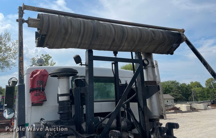 image for item KK9426 1993 Peterbilt 320  roll-off container truck