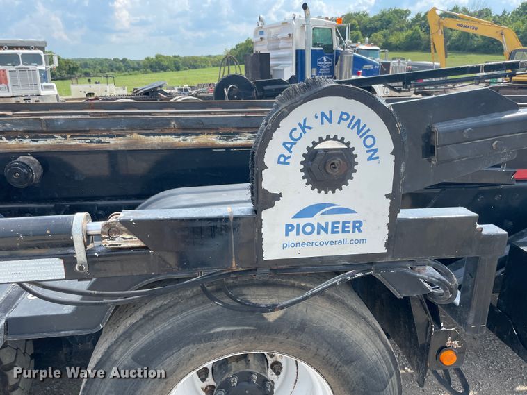 image for item KK9426 1993 Peterbilt 320  roll-off container truck