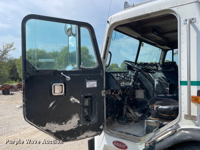 image for item KK9426 1993 Peterbilt 320  roll-off container truck