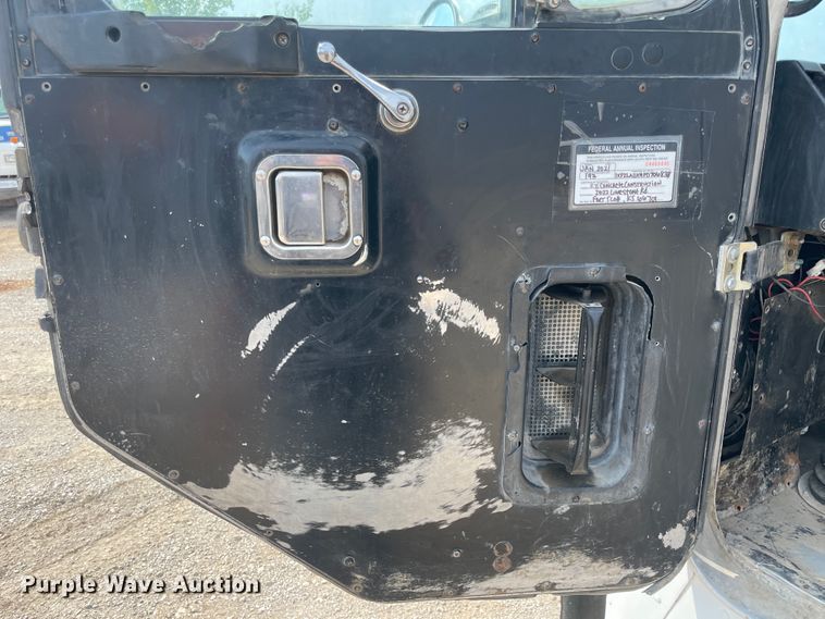 image for item KK9426 1993 Peterbilt 320  roll-off container truck