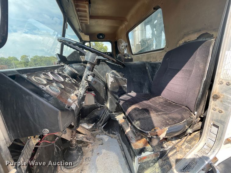 image for item KK9426 1993 Peterbilt 320  roll-off container truck