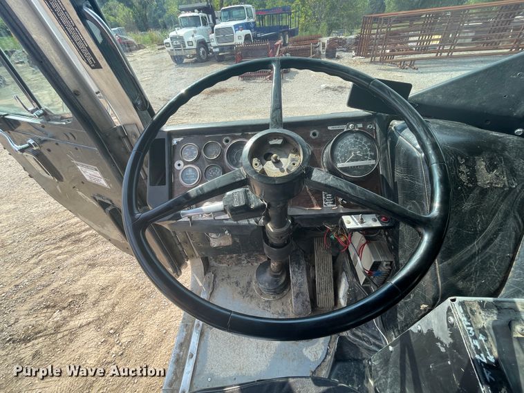 image for item KK9426 1993 Peterbilt 320  roll-off container truck