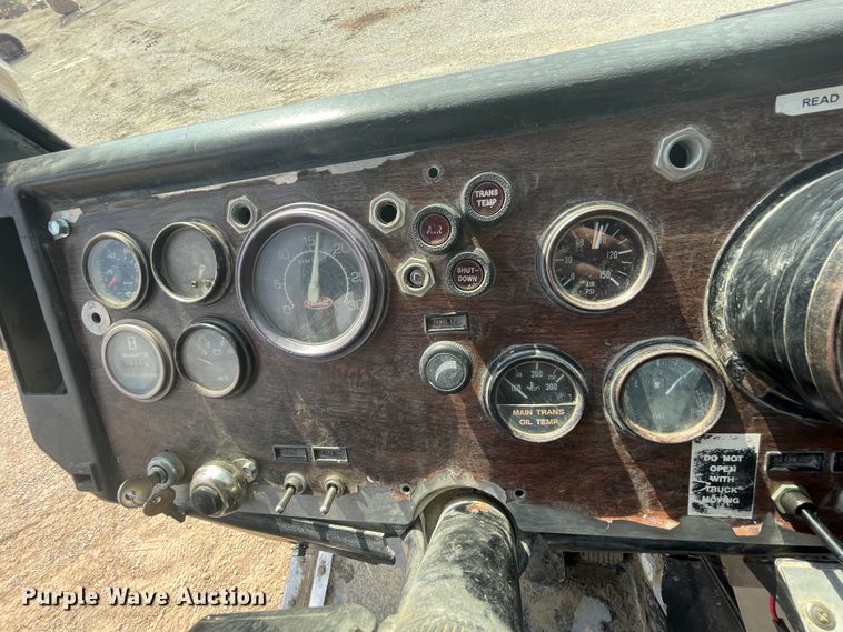 image for item KK9426 1993 Peterbilt 320  roll-off container truck