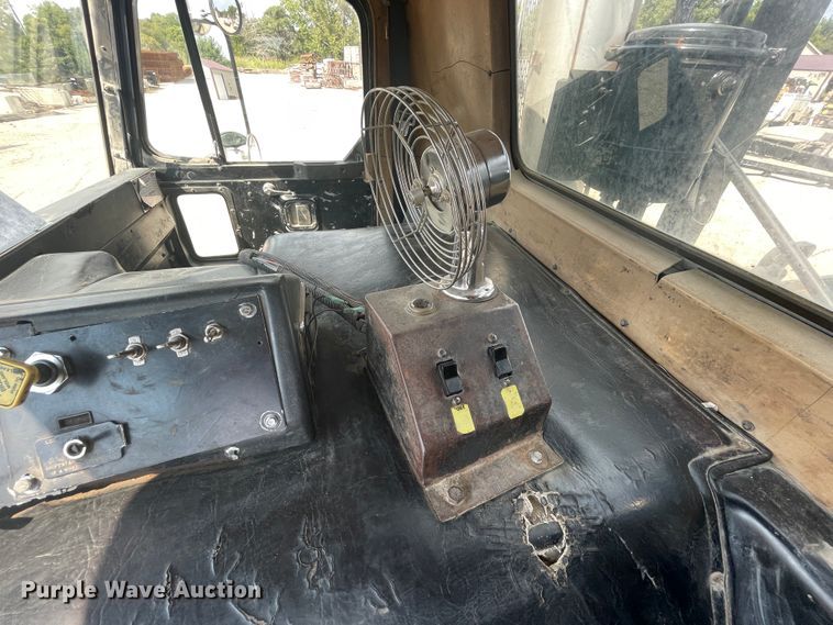 image for item KK9426 1993 Peterbilt 320  roll-off container truck