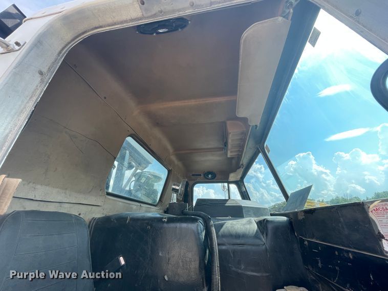 image for item KK9426 1993 Peterbilt 320  roll-off container truck