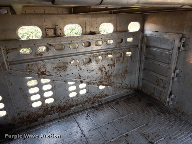 image for item KU9391 2001 Wilson PSDCL-302  livestock trailer