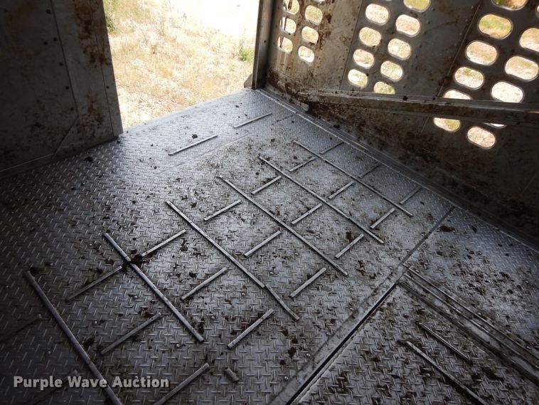 image for item KU9391 2001 Wilson PSDCL-302  livestock trailer