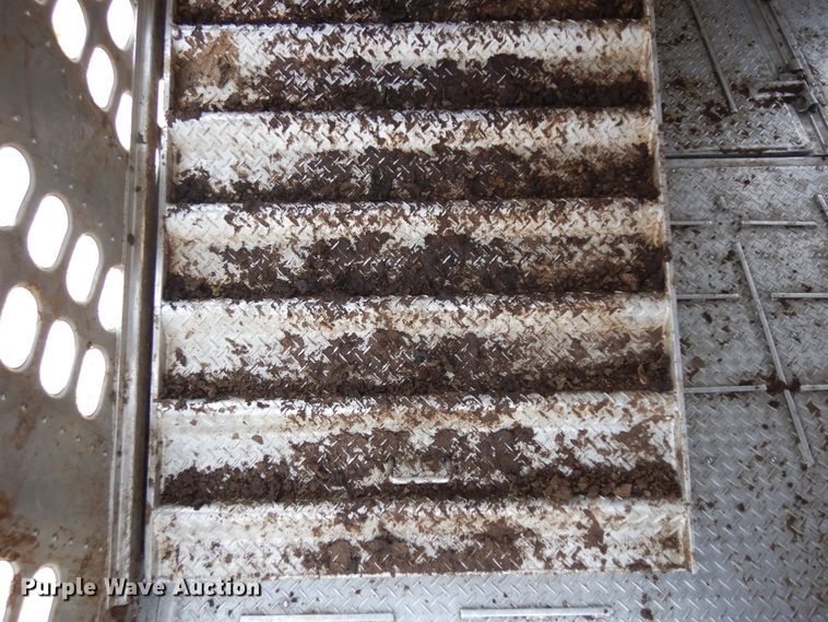 image for item KU9391 2001 Wilson PSDCL-302  livestock trailer