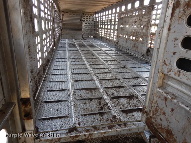 image for item KU9391 2001 Wilson PSDCL-302  livestock trailer